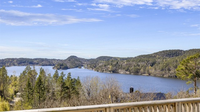 Fra eiendommen er det sjøutsikt til både Oksefjorden og Eikelandsfjorden.