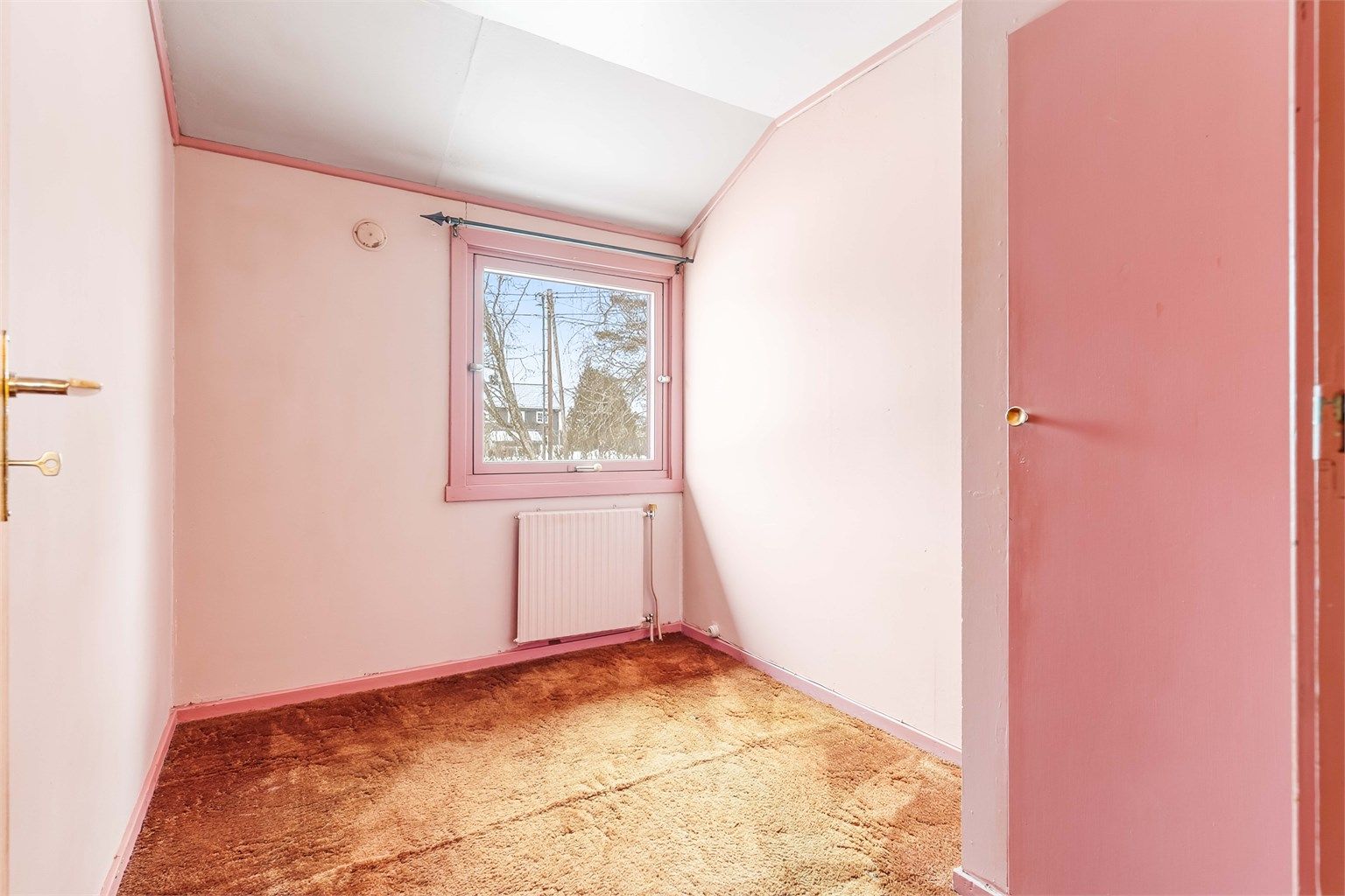 Rommene har naturlig ventilasjon med tilluftsventiler i vinduene.