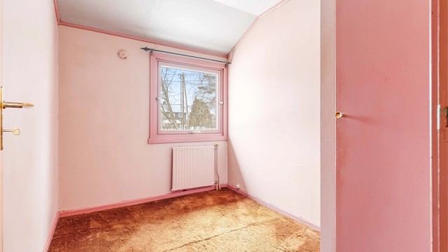 Rommene har naturlig ventilasjon med tilluftsventiler i vinduene.