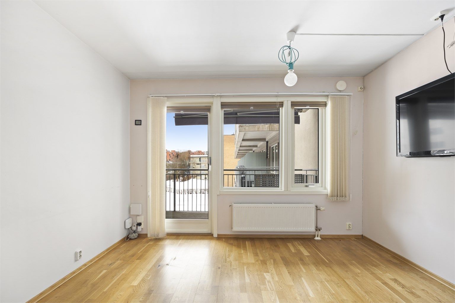 Stue med utgang til vestvendt hjørnebalkong. Foto: Christian N. Christensen / Christensen Fotolink