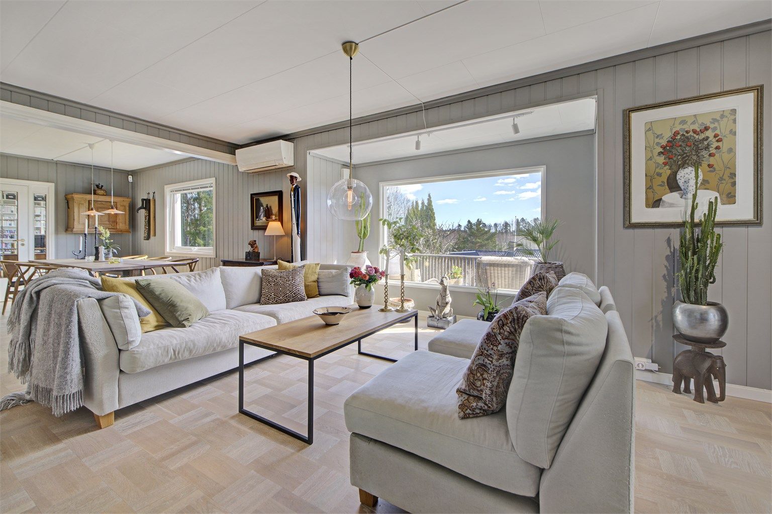 Stue 1 i 1. etasje -  store vindusflater med pent utsyn - ett vindu fra 2022