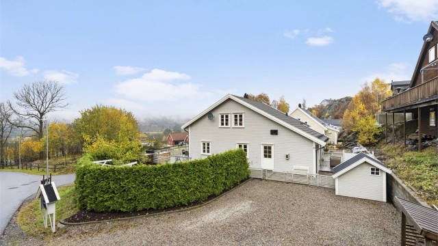 Fasade, godt med biloppstillingsplasser