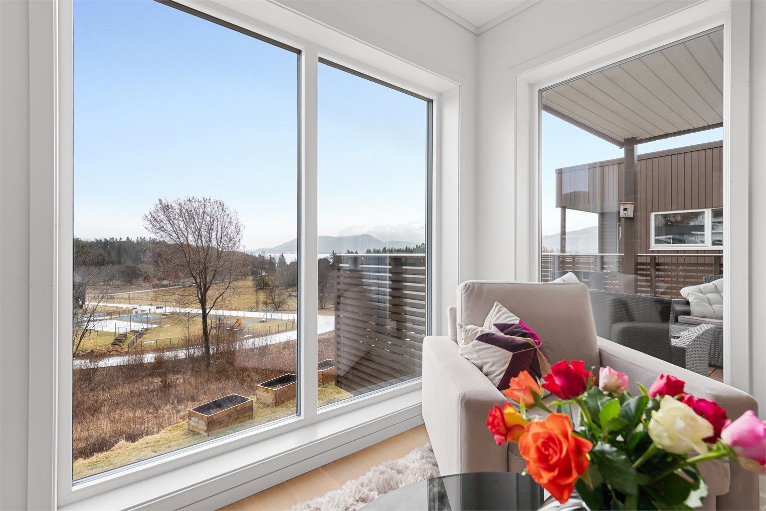 Store vindusflater rammer inn den flotte utsikten og slipper inn rikelig med naturlig lys.