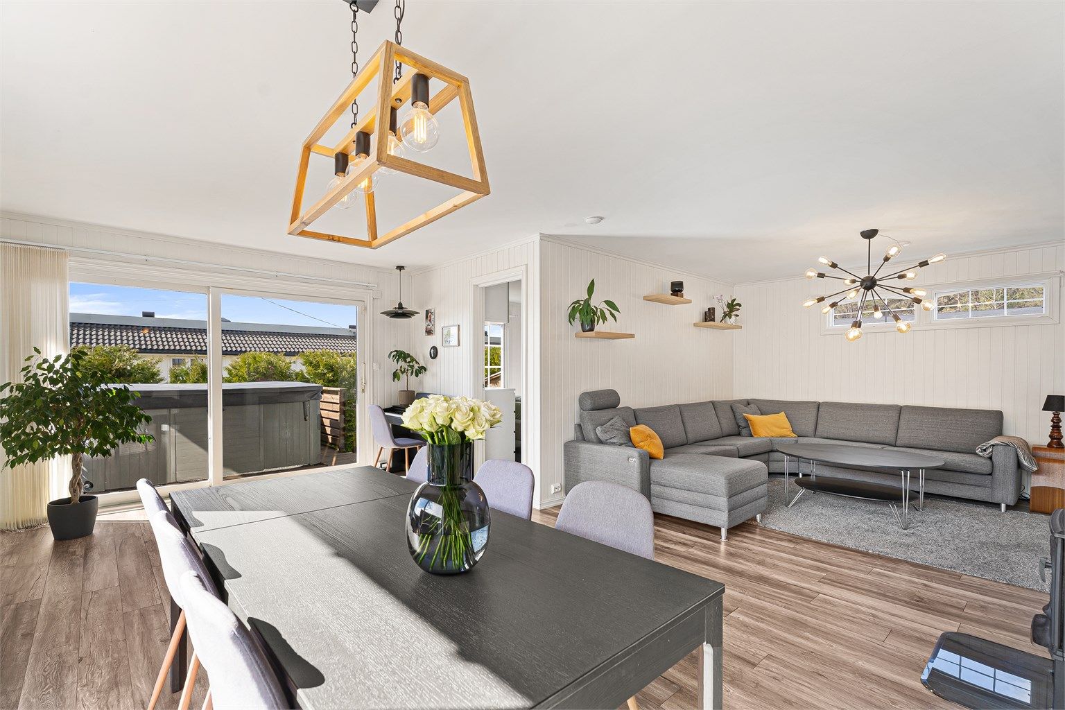 Lys stue med direkte utgang til flere uteplasser