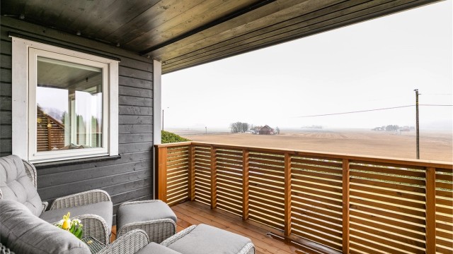 På hovedsoverommets veranda er det både flott utsikt til åkerlandskapet og ettermiddags-/kveldssol sommerstid.