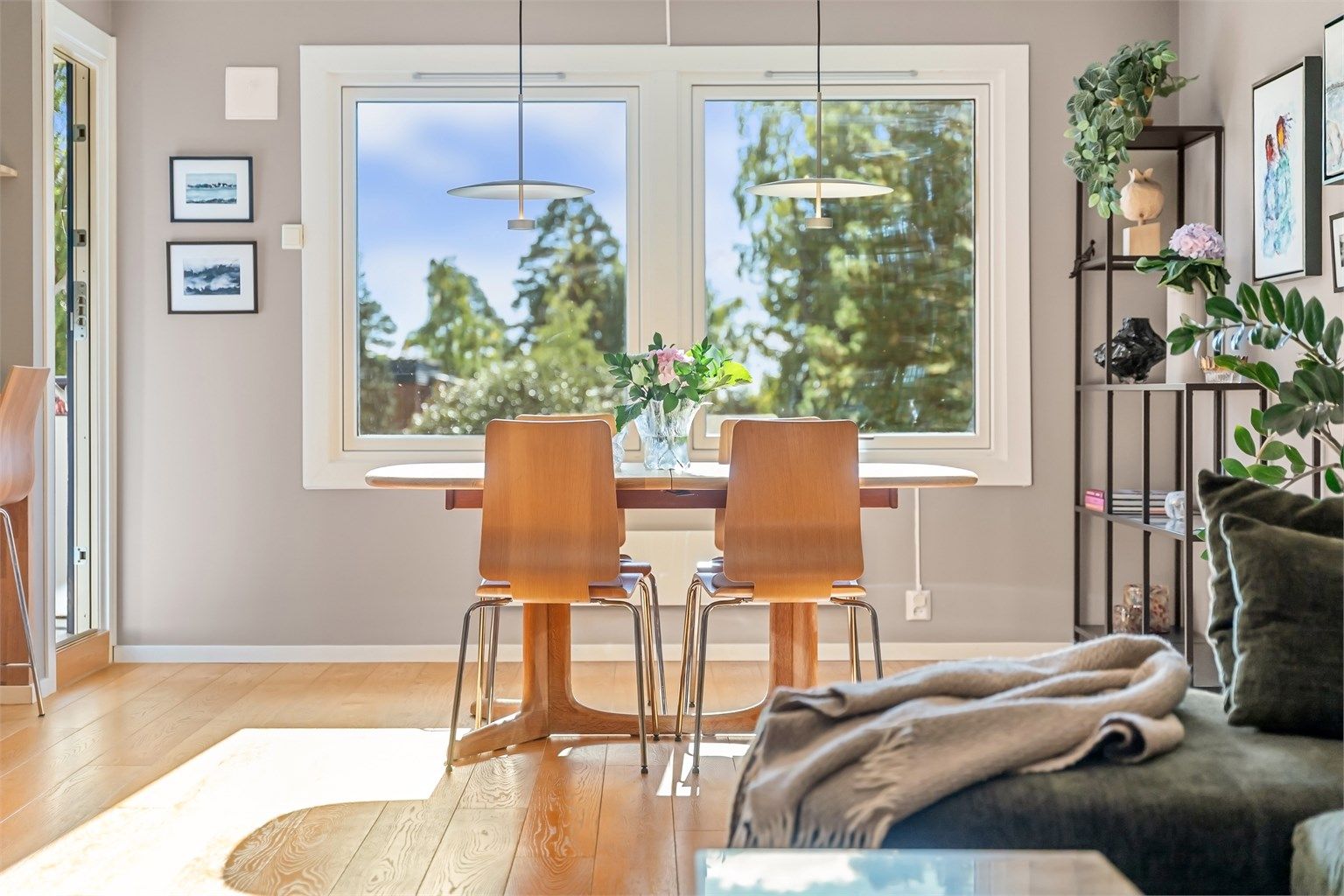 Spiseplassen ligger lyst til ved store vindusflater med grønt utsyn, fornyet i 2023.
Foto: Zovenfra.no