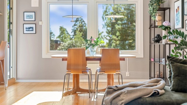 Spiseplassen ligger lyst til ved store vindusflater med grønt utsyn, fornyet i 2023.
Foto: Zovenfra.no