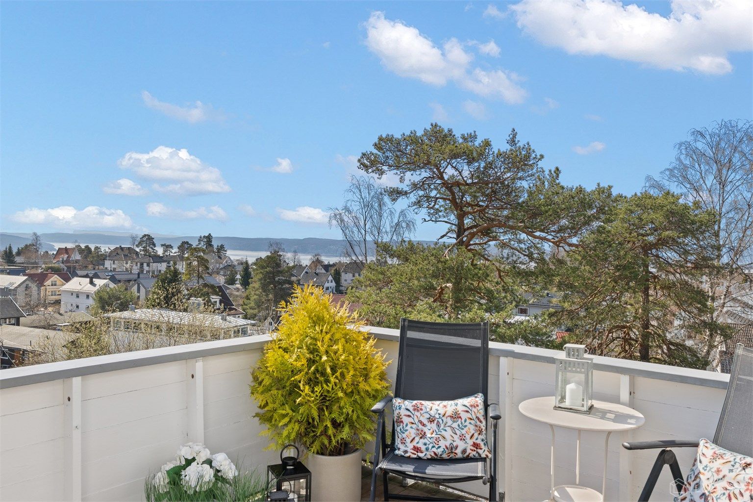 Den åpne utsikten mot fjorden danner et flott og stemningsfullt bakteppe.