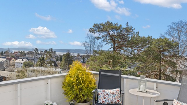 Den åpne utsikten mot fjorden danner et flott og stemningsfullt bakteppe.