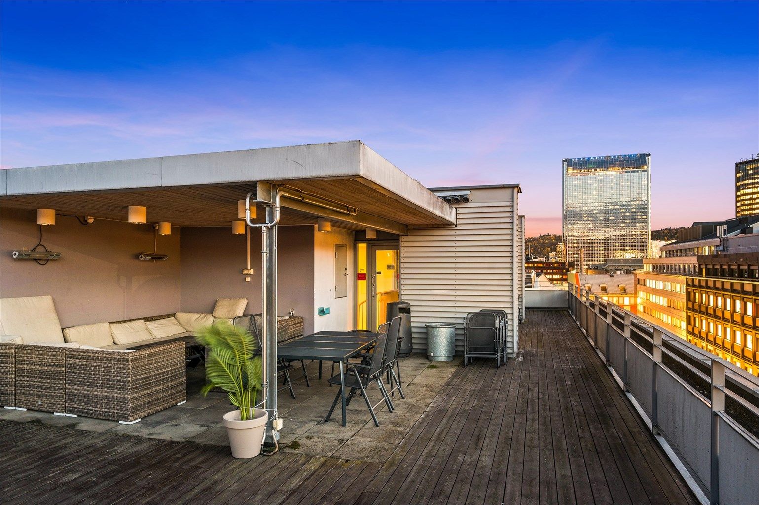 Beboere har tilgang til felles takterrasse med flere soner, sol dagen lang og en fantastisk utsikt. 