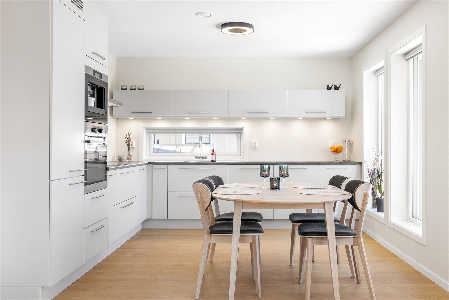 Stilren Strai-kjøkkeninnredning med helintegrerte hvitevarer