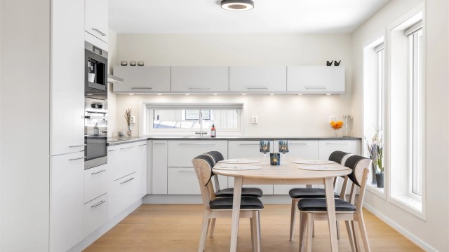 Stilren Strai-kjøkkeninnredning med helintegrerte hvitevarer