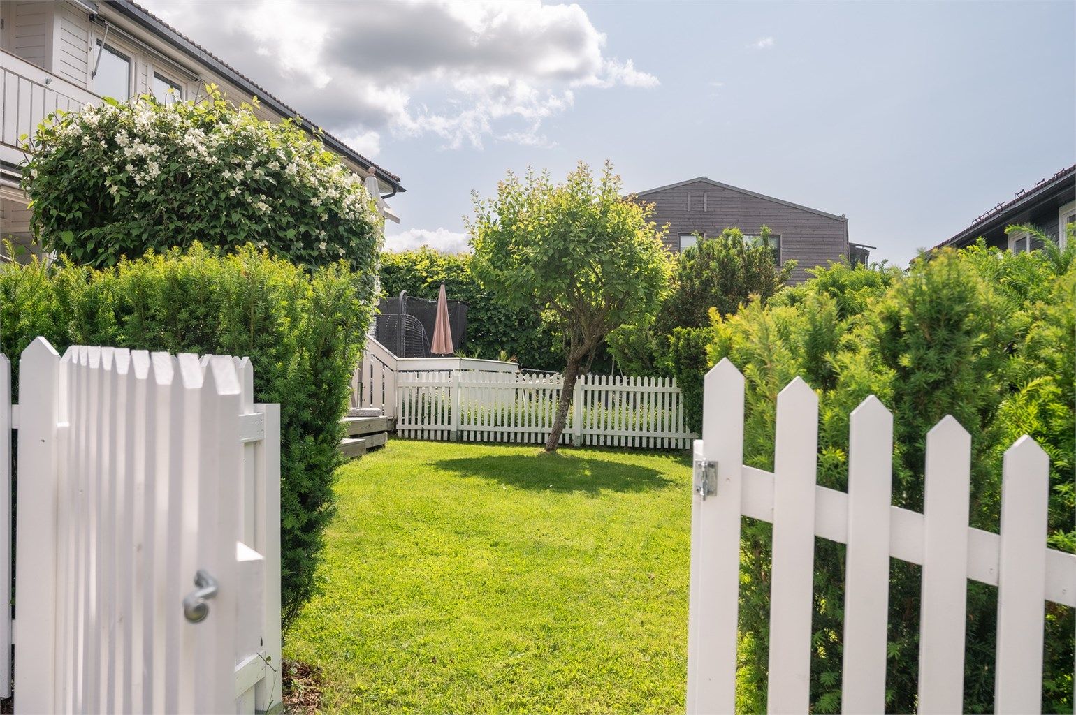 Nydelig og pent opparbeidet hage med inngang også via egen port. 