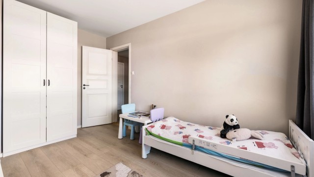 Boligen byr på tre romslige og lyse soverom som gir gode muligheter for både familier, par og de som har behov for hjemmekontor.