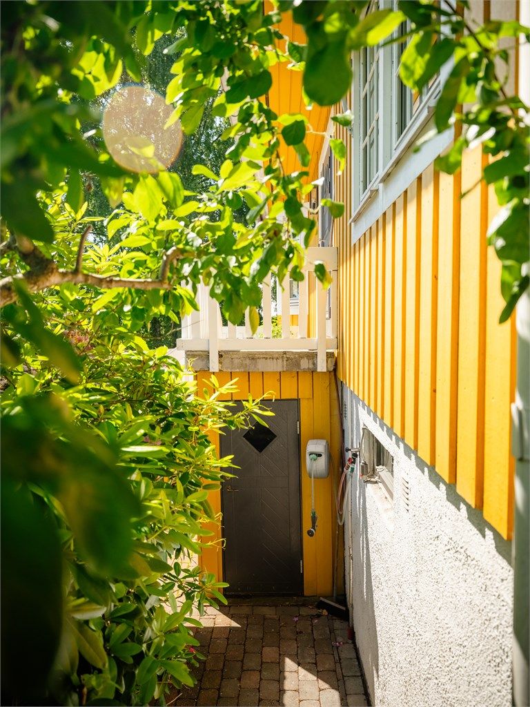  Fra vaskerommet er det egen utgang ut til hagen/inngangspartiet.