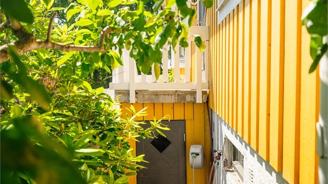 Fra vaskerommet er det egen utgang ut til hagen/inngangspartiet.