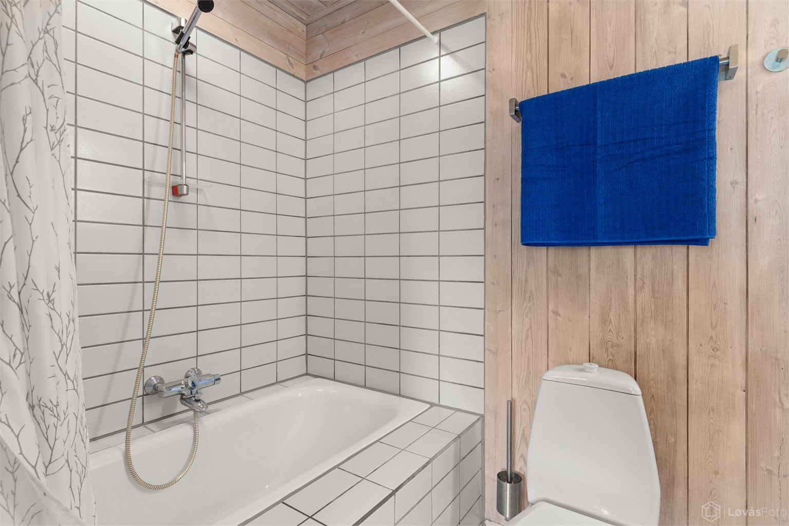 Badet i første etasje har flislagt gulv med gulvvarme og innebygget badekar.