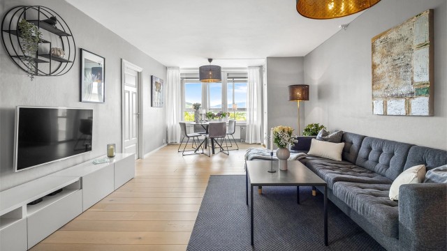 Pen og innbydende 4-roms leilighet i 8. etasje. Fotograf: Stine Prøitz Jørgensen.