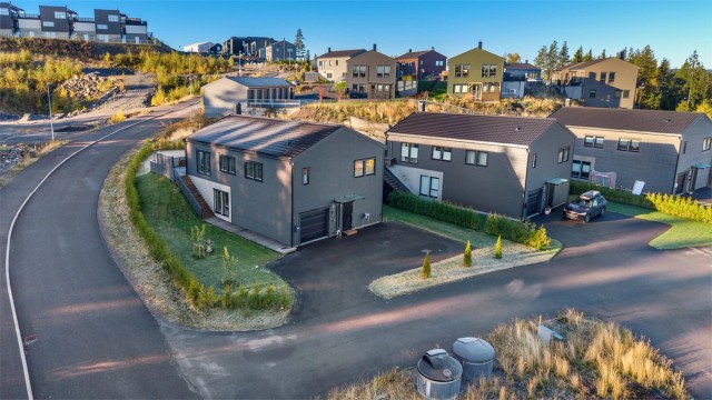 Eneboligen ligger usjenert til i ytterkant av boligtunet.
Foto: Digit Media