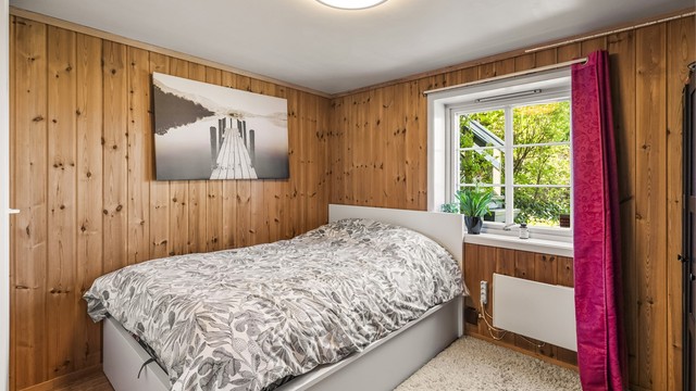 Soverommet i utleieleiligheten har plass til seng og oppbevaring.