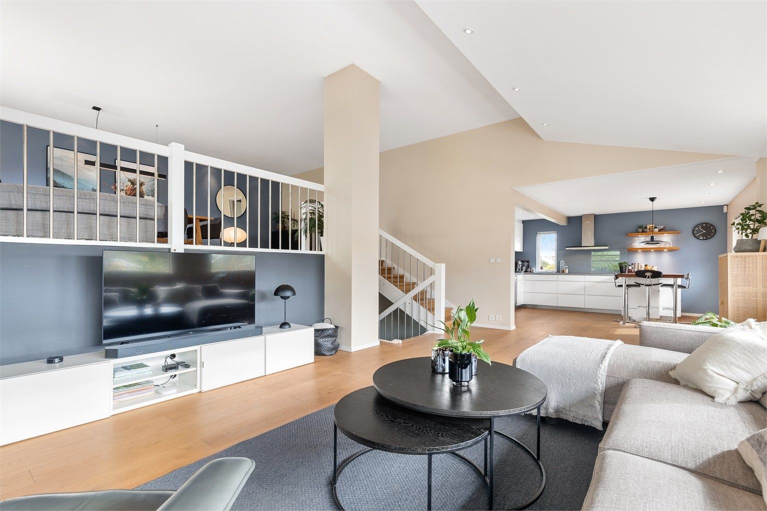 En halv etasje opp fra stuen finner man spisestuen.