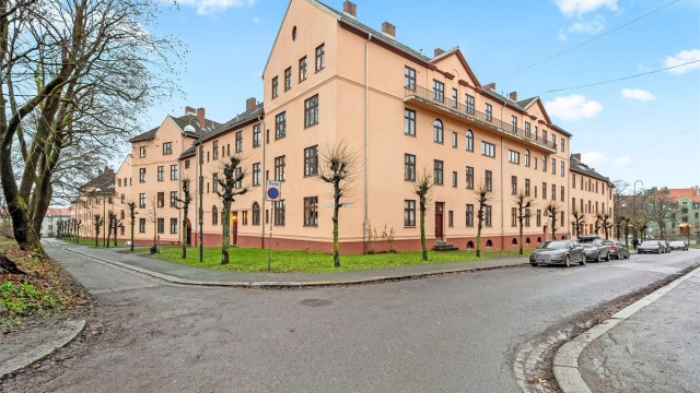 Bygården fra 1920 har en klassisk teglsteinsfasade som ble rehabilitert i 2021-2022.