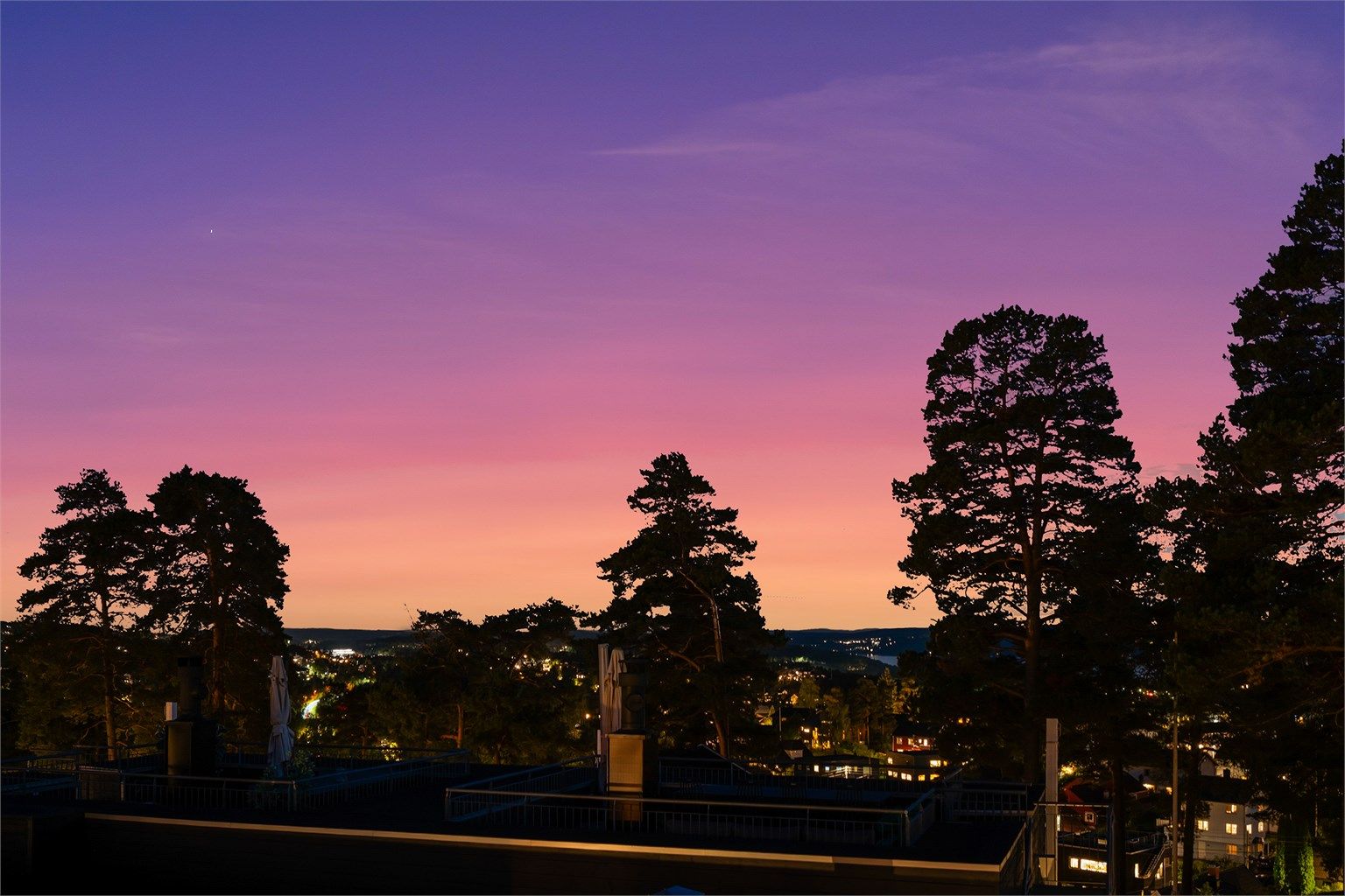 Flott utsikt fra takterrassen - kveldstid.