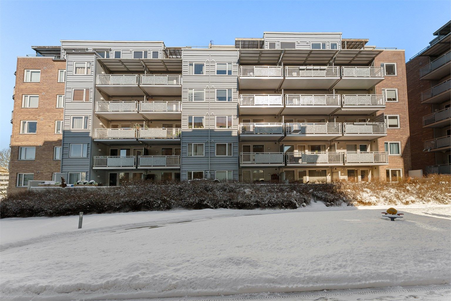 Leiligheten har en attraktiv og barnevennlig beliggenhet.