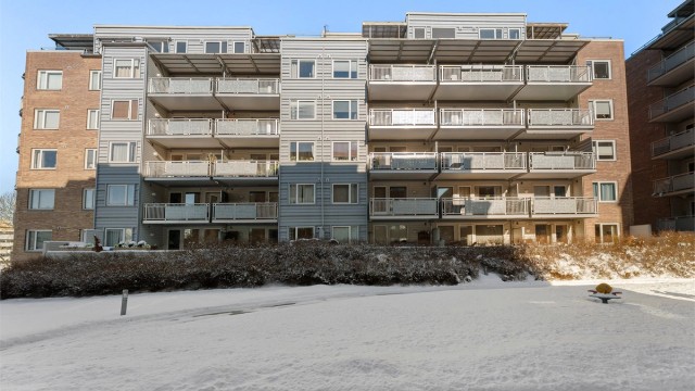 Leiligheten har en attraktiv og barnevennlig beliggenhet.