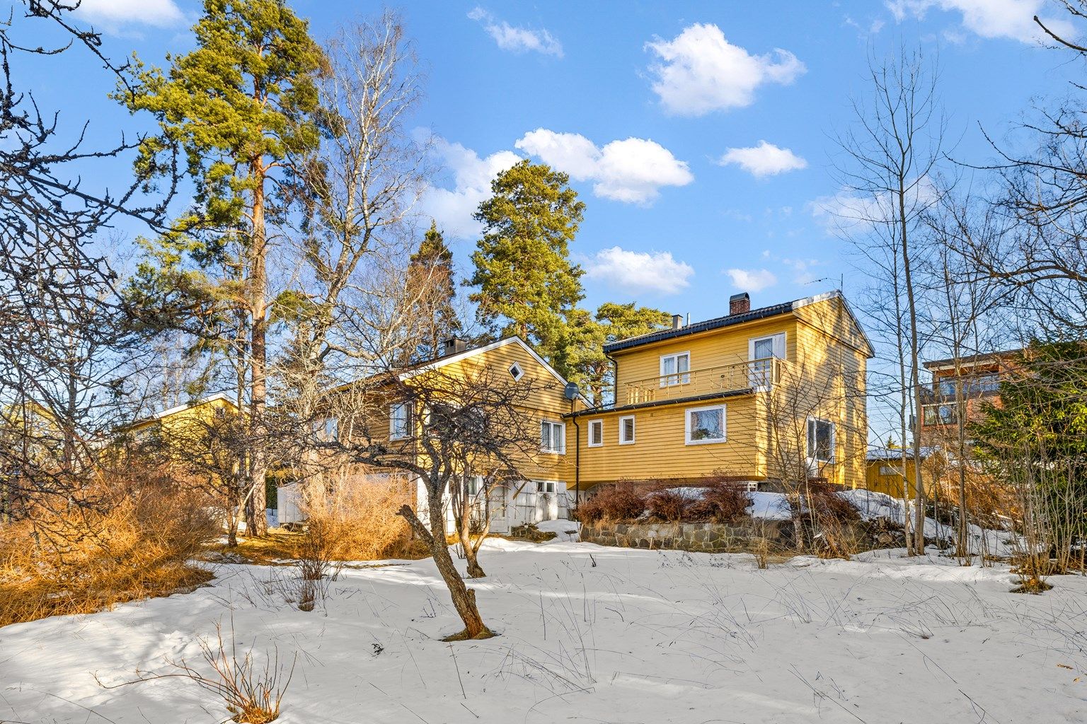 Velkommen til Munkerudåsen 9A og B - En hel tomannsbolig med sjelden stor tomt på 2606 kvm. 