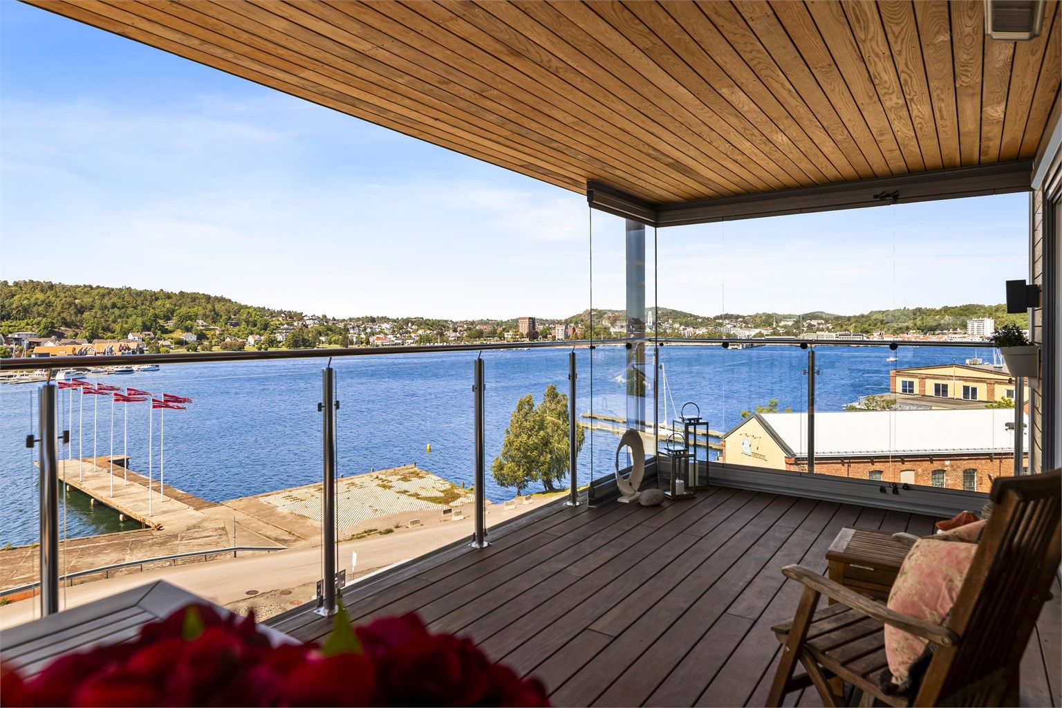 Den overbygde balkongen er på ca. 19 m² og har gulv med terrassebord av tre.