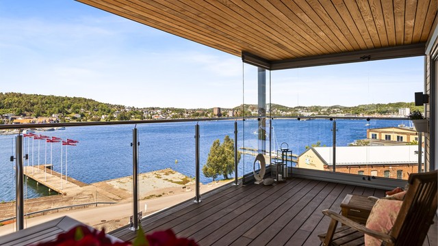 Den overbygde balkongen er på ca. 19 m² og har gulv med terrassebord av tre.