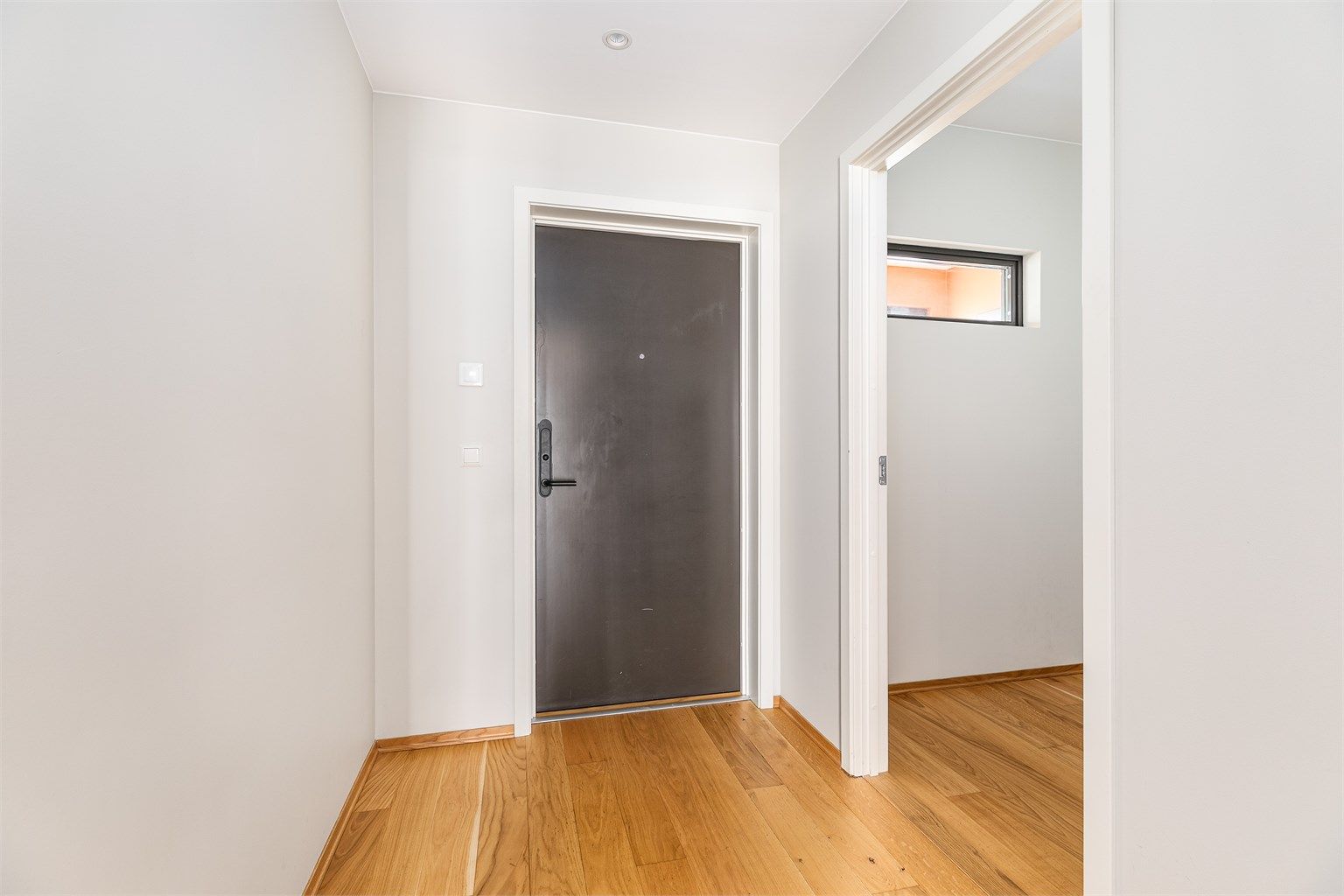 I entreen er det plass til kommode, skap eller skyvedørsgarderobe. Mer oppbevaringsplass er det i den tilstøtende boden på over 3 kvm.