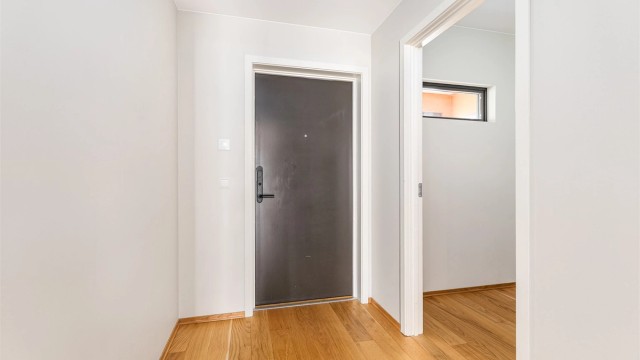 I entreen er det plass til kommode, skap eller skyvedørsgarderobe. Mer oppbevaringsplass er det i den tilstøtende boden på over 3 kvm.