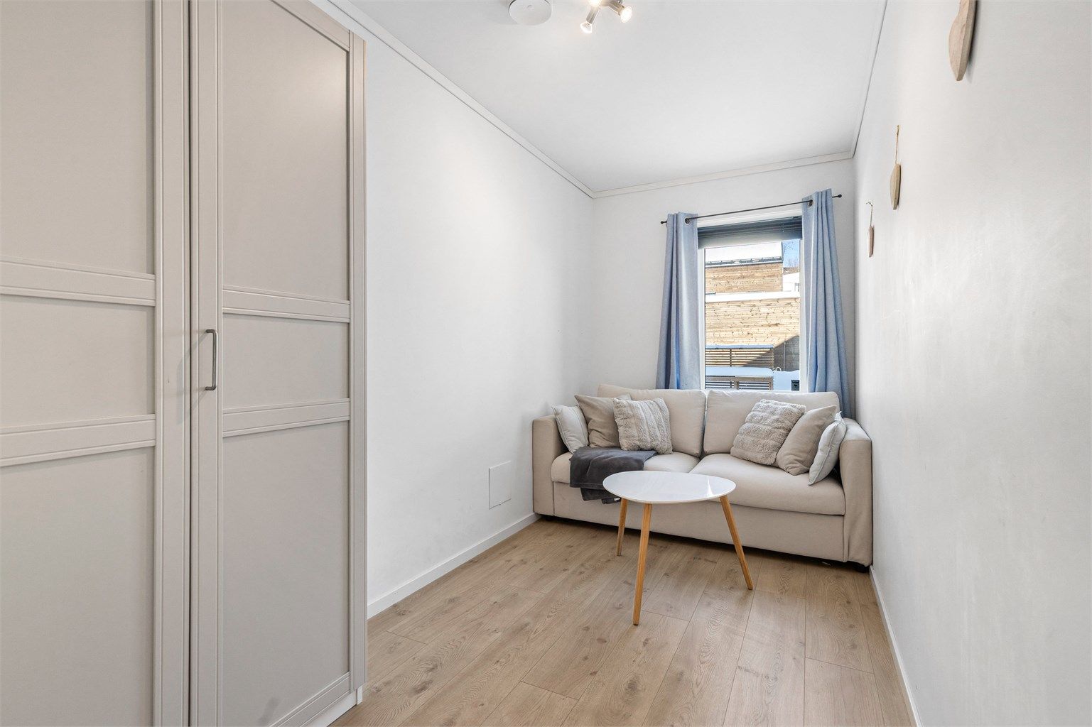 Det er 2 soverom i 1.etasje som passer godt som gjesterom, barnerom eller kontor.