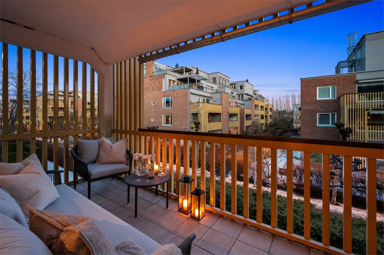 Balkongen er et hyggelig uterom med plass for sosialt samvær, også på kveldstid.
