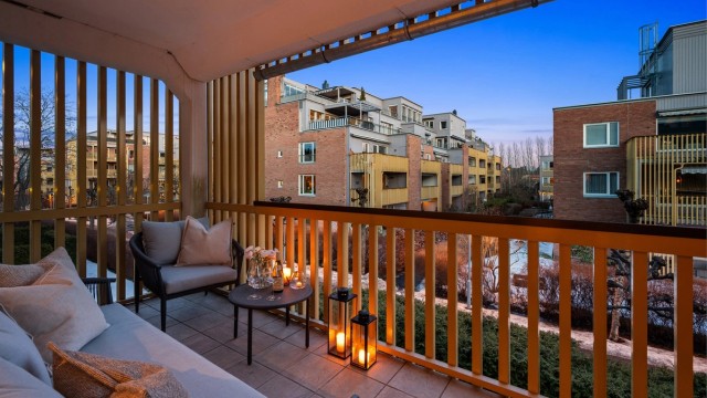 Balkongen er et hyggelig uterom med plass for sosialt samvær, også på kveldstid.