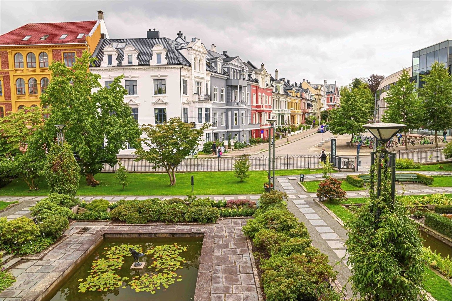 Kort gangavstand til både BI Bergen, Universitetet i Bergen og Botanisk hage.