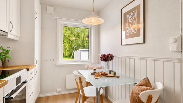En hyggelig spiseplass ved kjøkkenvinduet (vinduet ble byttet i 2024).