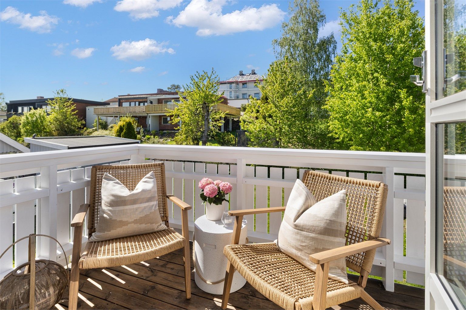 Vestvendt veranda med utgang fra kjøkkenet