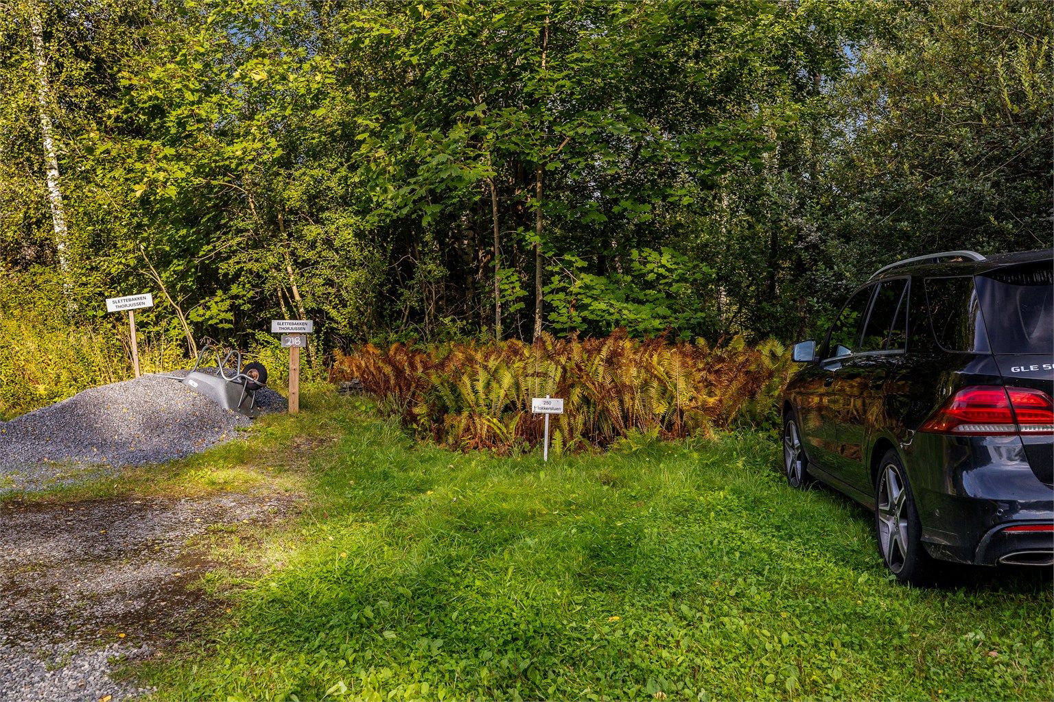 Parkering en kort gåtur fra hytta.
