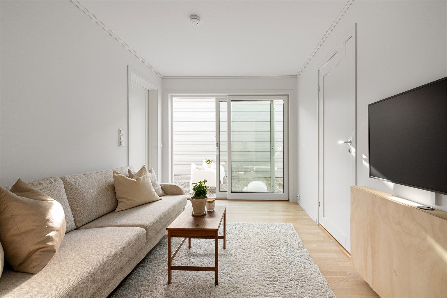 Fra loftstuen er det skyvedør i glass med direkte utgang til verandaen.