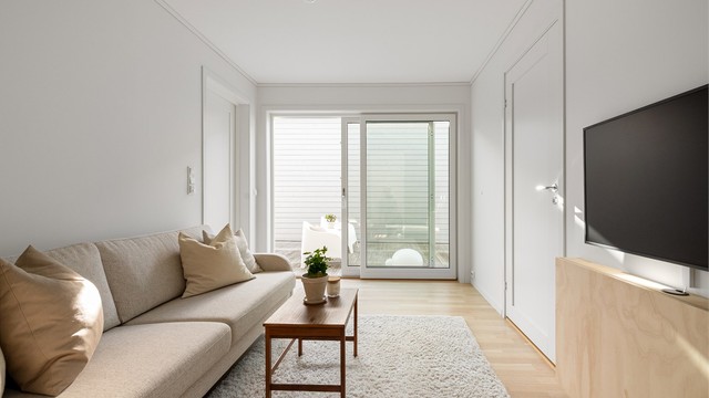 Fra loftstuen er det skyvedør i glass med direkte utgang til verandaen.