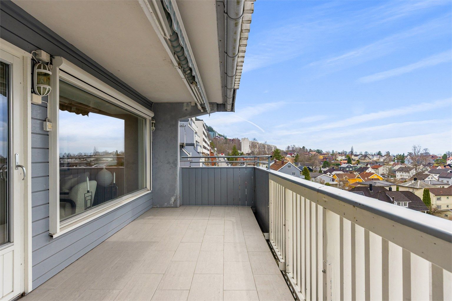 Herlig terrasse som er delvis overbygget. Det er utvendige screens på vinduene mot terrasse i stuen.