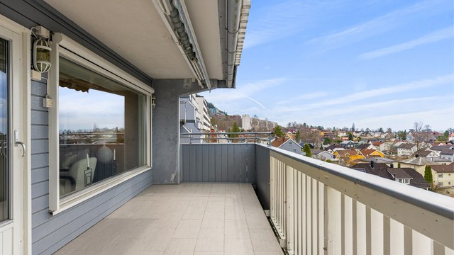 Herlig terrasse som er delvis overbygget. Det er utvendige screens på vinduene mot terrasse i stuen.