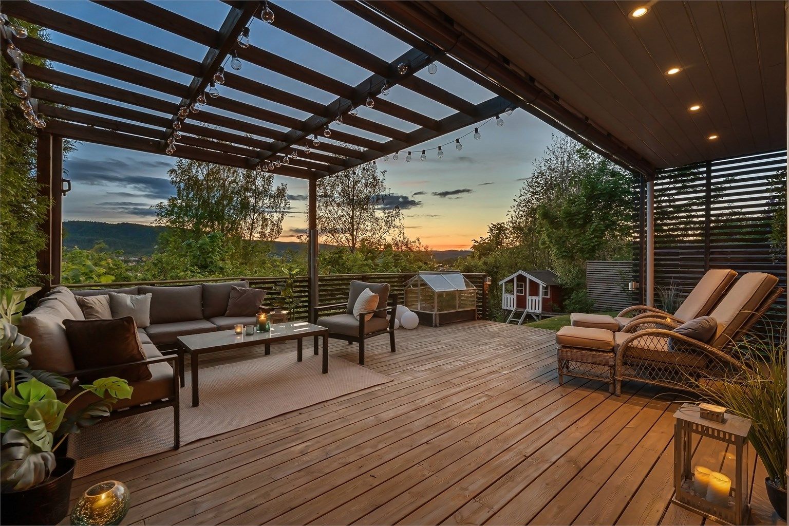Huset har stor terrasseplatting med pergola og direkte tilgang til hage