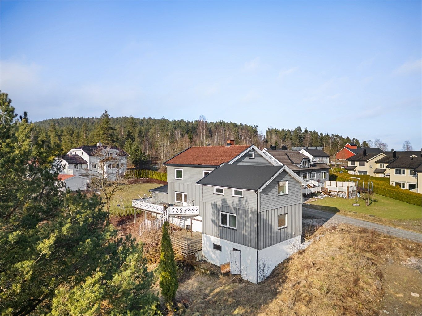 Beliggenheten er ideell, med kun ti minutter i bil til Drammen sentrum og hyppige togavganger som tar deg til Oslo på rundt en halvtime.