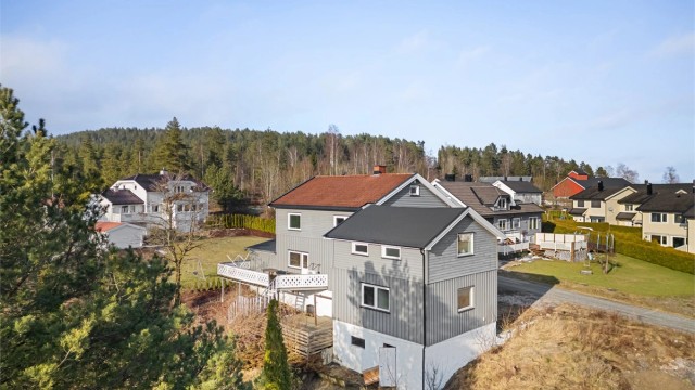 Beliggenheten er ideell, med kun ti minutter i bil til Drammen sentrum og hyppige togavganger som tar deg til Oslo på rundt en halvtime.