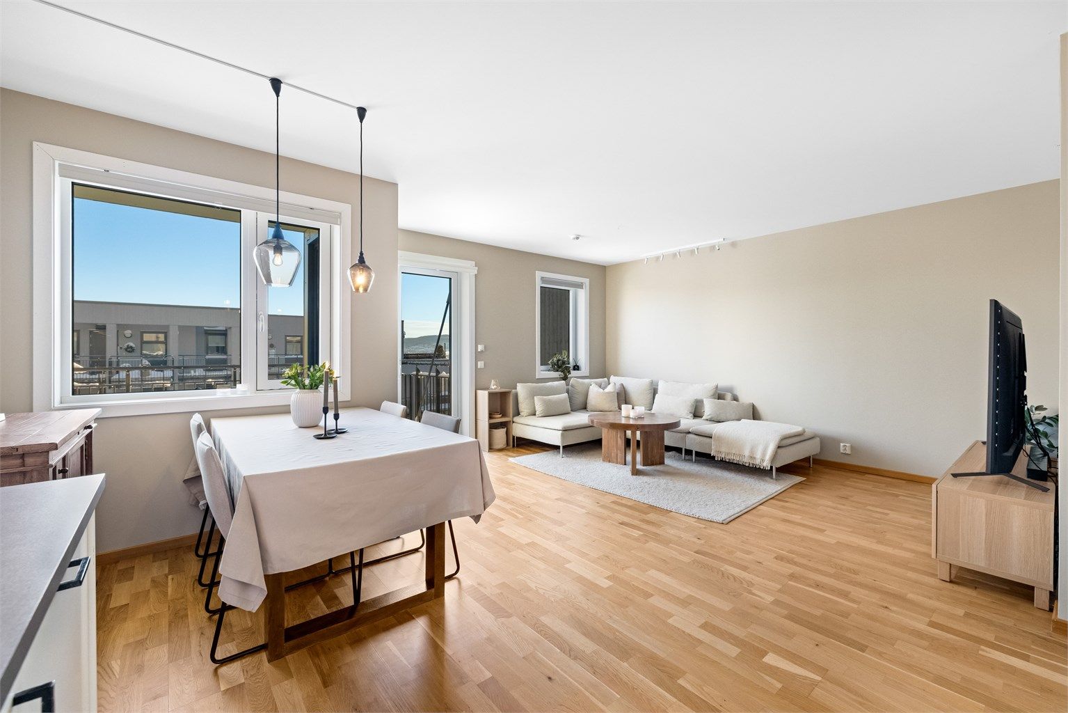 Leiligheten har en åpen og sosial stue- og kjøkkenløsning