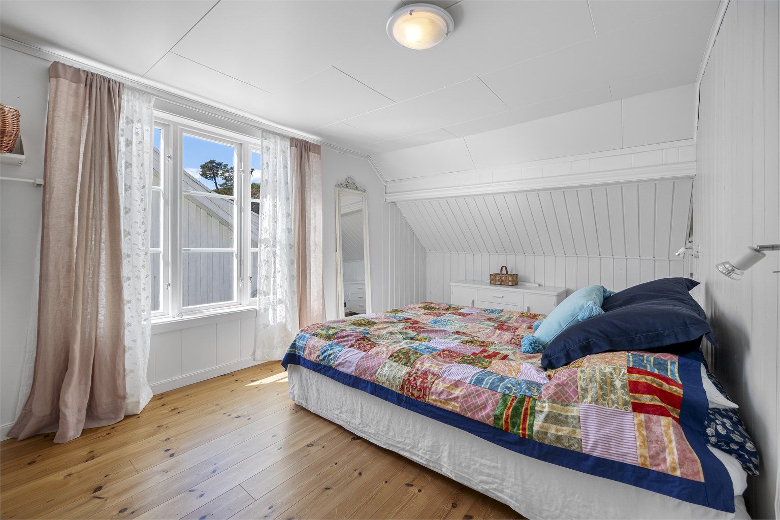 Hovedsoverommet har god plass til dobbeltseng og oppbevaring.